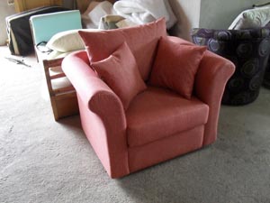 roze fotelja sa strane